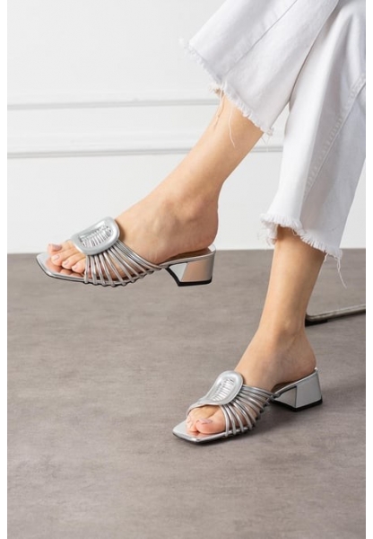 Anca Gümüş Rugan Topuklu Terlik